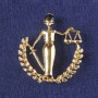 Broche-pendentif Déesse de la Justice Thémis, métal doré 44×39 mm+