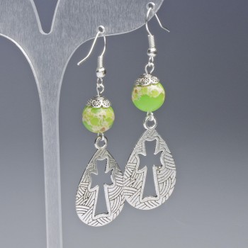 Boucles d'oreilles varisite vert salade (press.) boules lisses, diamètre 10 mm, 19,5×31 mm ±, longueur 63 mm ± avec inserts métalliques