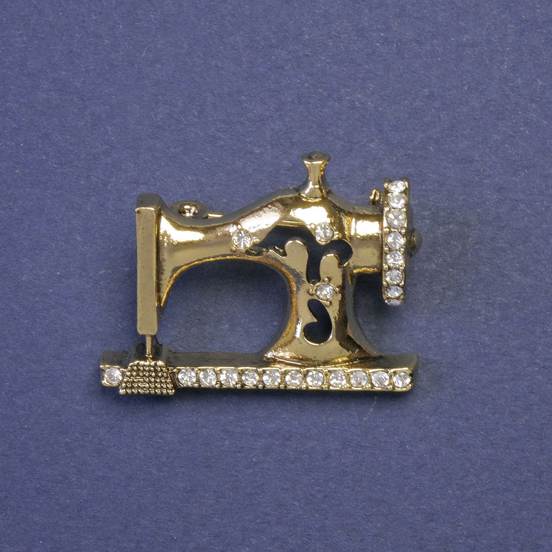Broche «Machine à coudre» avec strass blancs, couleur métal doré, 21×29 mm+