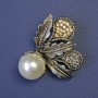 Broche Feuilles avec perle blanche 44×38 mm métal argenté