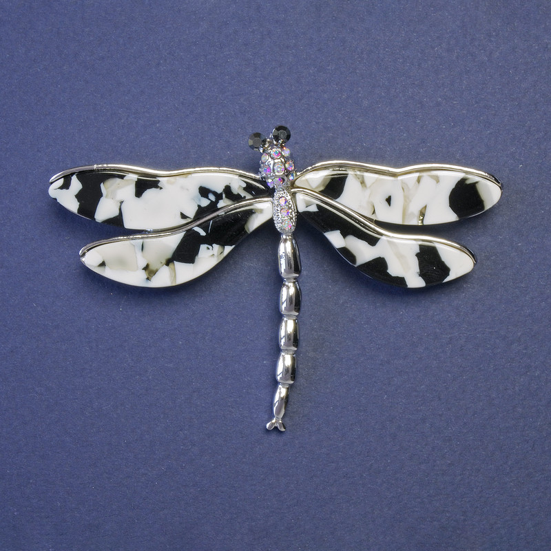 Broche Papillon aux ailes nacrées noires et blanches
