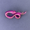 Broche-pendentif « Serpent » émail rose avec strass arc-en-ciel et métal argenté 44 × 20 mm +