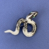 Broche-pendentif «Serpent» émail gris avec strass bleus, métal argenté 53 × 32 mm +