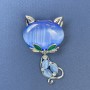 Broche Chat bleu œil-de-chat, strass blancs, métal argenté, 34 × 58 mm+