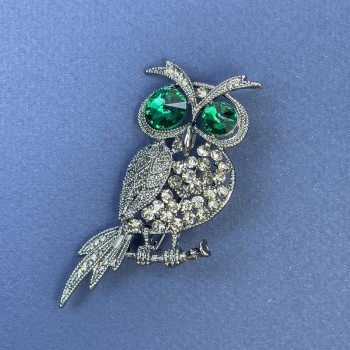 Broche chouette verts et gris, strass, métal argenté, diamètre environ 26 mm, longueur environ 63 mm