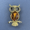 Broche-pendentif « Hibou » marron et cristaux noirs, métal doré, diamètre 26 mm, longueur 44 mm
