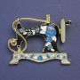 Broche machine à coudre émaillée couleur métal doré 30×38 mm+