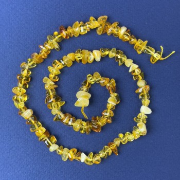 Perles d'ambre éclats 7x4 mm ± sur fil, longueur 38 cm +