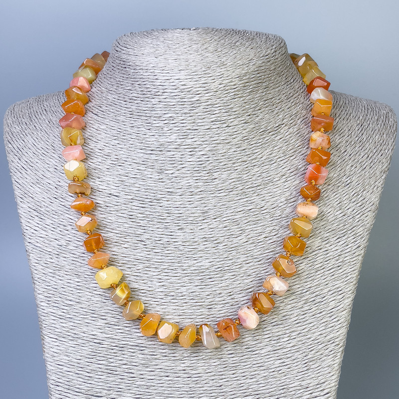 Collier en cornaline multifacettes 10–12×7 mm, longueur environ 50 cm, avec fermoir
