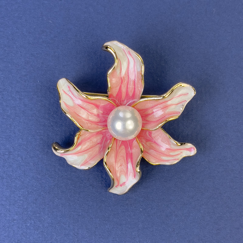 Broche Fleur, diamètre environ 45 mm, émail rose et perle