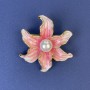 Broche Fleur, diamètre environ 45 mm, émail rose et perle