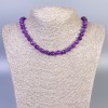 Collier en sugilite, boules facettées, diamètre d'environ 8 mm, longueur d'environ 45 cm, avec fermoir
