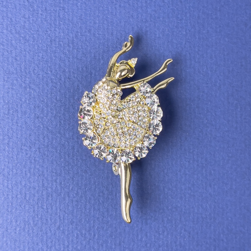 Broche Ballerine, strass blancs, métal doré, 51×26 mm ±