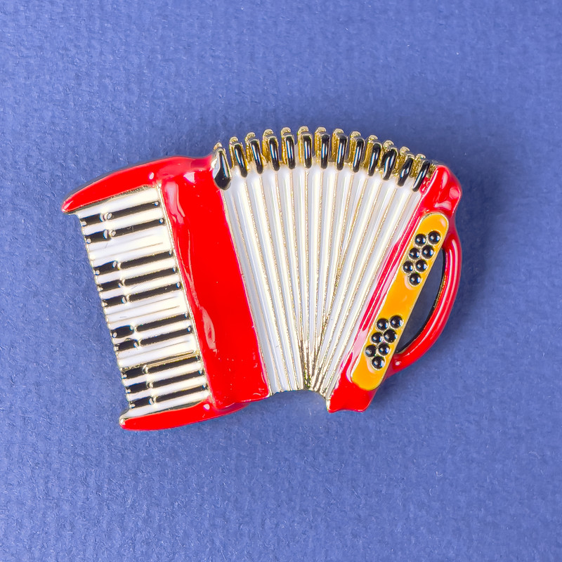 Broche Harmonica rouge, blanc et noir émaillé sur métal doré 42×31 mm +