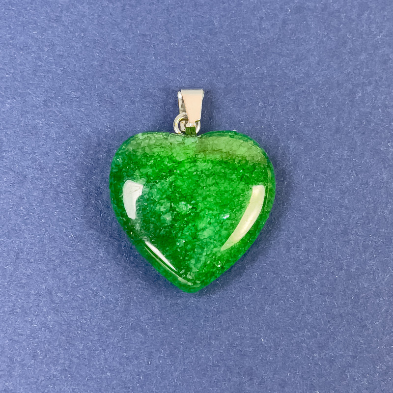 Pendentif Cœur en chrysoprase teintée 20×20×6×30 mm+
