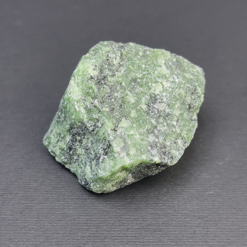 Zoïsite naturel — éclats bruts sans trou 38-45 × 30-34 mm (±) (par 100 g ±)