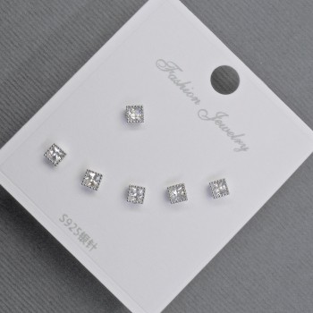 Boucles d'oreilles puces 3,5 mm ± métal argenté, strass blancs