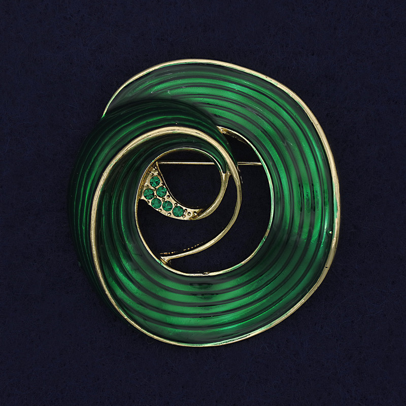 Broche Accent émail vert, strass verts, métal doré 48×45 mm+