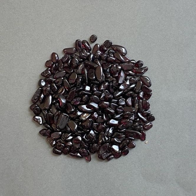 Éclats de grenat naturels sans perçage 4-9×3-5 mm ± (pour 100 g ±)