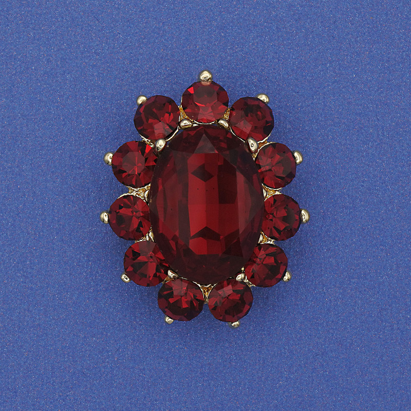 Broche Accent — cristal rouge, strass, métal doré, 30 × 24 mm+