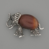 Broche-pendantif Éléphant en cornaline et strass noirs, métal argenté — 45×27 mm ±