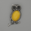 Broche-pendantif Hibou en ambre artificiel, 45 × 25 mm ±, strass noirs, métal argenté
