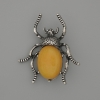 Broche-pendentif Scarabée en ambre artificiel 44 × 37 mm ± métal argenté