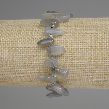 Bracelet en labradorite facettée en forme de papillon, diamètre des pierres 10–18 × 5–6 mm ±, rocailles 3 mm ±, longueur 18 cm ±, élastique