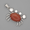 Pendentif «Crabe» en jaspe rouge, 40 × 22 mm ± métal argenté