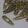 Pendentif «Épingle» couleur bronze, dimensions 23 × 7 mm ±, trou d'attache 2,2 mm ±, conditionnement 22 pièces