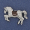 Broche-pendentif Cheval émail blanc métal argenté 46 × 28 mm +