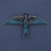 Broche-pendentif «Hirondelle» gris et bleu clair, métal argenté 78×50 mm+