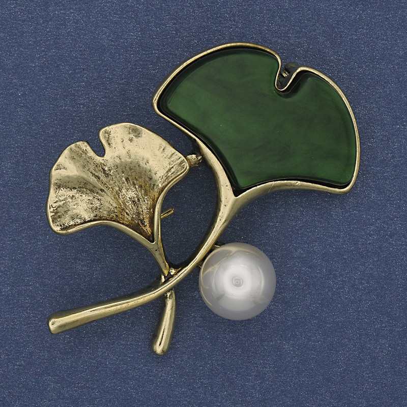 Broche en forme de brindille, couleur verte, perle sur métal doré 48×38 mm+