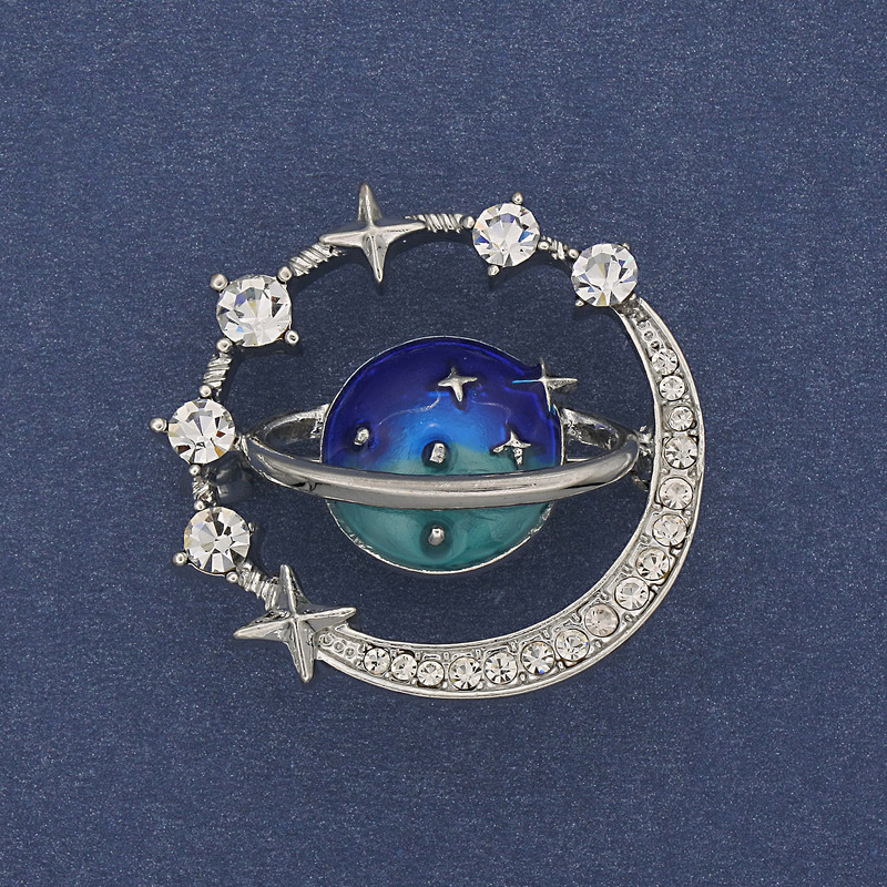 Broche Planète émail, strass blancs, métal argenté, 30 mm+
