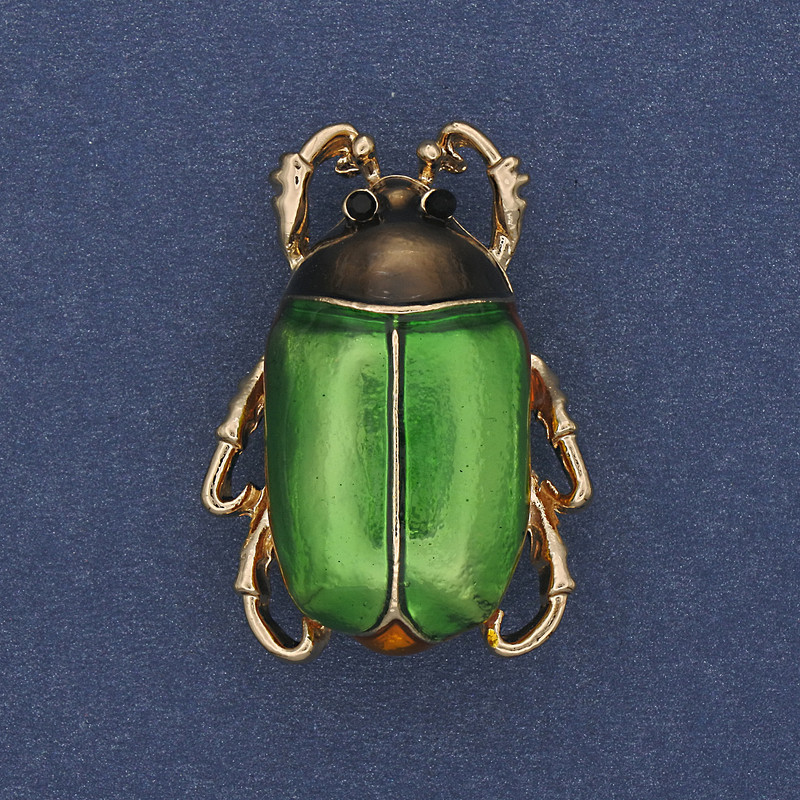 Broche «Scarabée» émail vert, strass noirs, métal doré 23×31 mm+