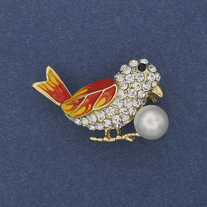 Broche Oiseau émail coloré, perle et strass blancs, métal doré 22×35 mm +