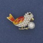 Broche Oiseau émail coloré, perle et strass blancs, métal doré 22×35 mm +