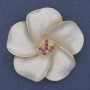 Broche-pendantif Fleur blanche émail mat et strass, métal doré 49×49 mm+