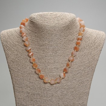 Collier en cornaline facettée en losange, diamètre 10 x 9 mm +-, perles de rocailles 3 mm +-, longueur 45 cm +- avec fermoir