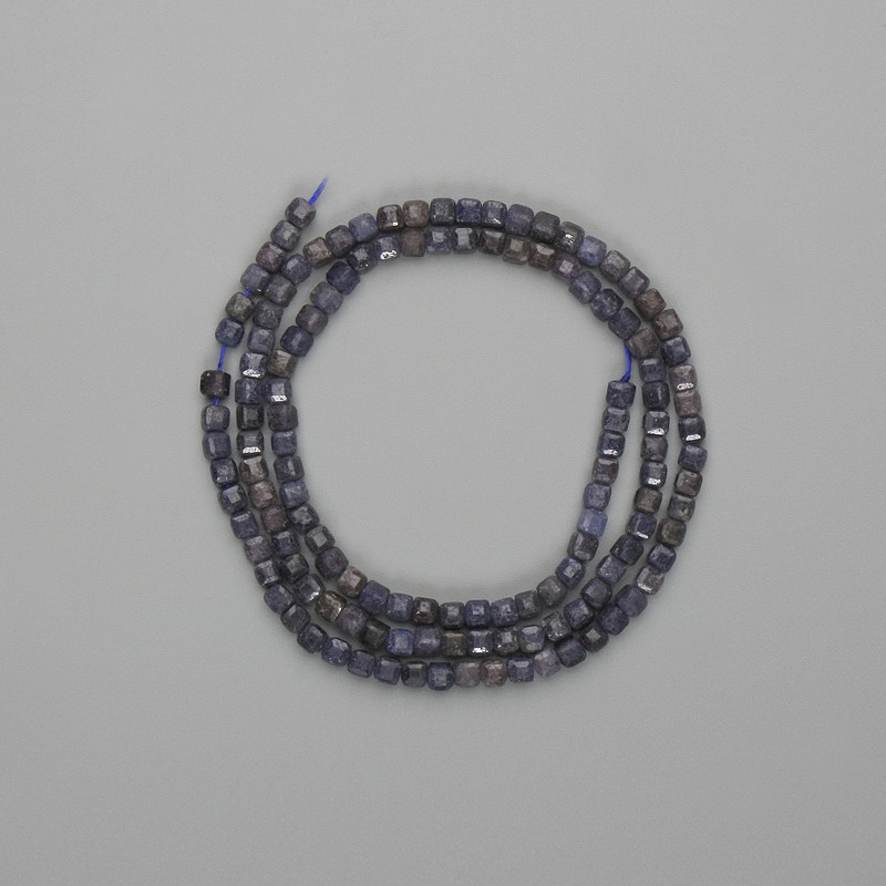 Perles de saphir facetté en cube 3×3 mm, longueur de fil environ 39 cm