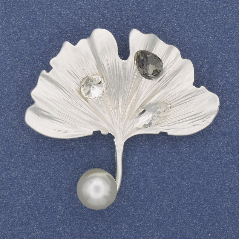 Broche feuille avec perle blanche, strass, métal argenté 45×45 mm+