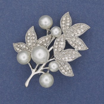 Broche Brindille — perles blanches et strass blancs, métal argenté, 50 × 35 mm +