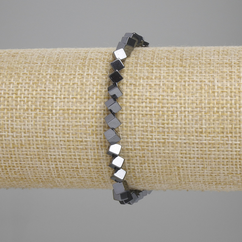 Bracelet en hématite, cubes à trou traversant 4×4 mm, longueur environ 18 cm, élastique