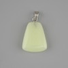 Pendentif onyx vert lumineux, forme trapèze 17×21 mm, longueur 30 mm ±