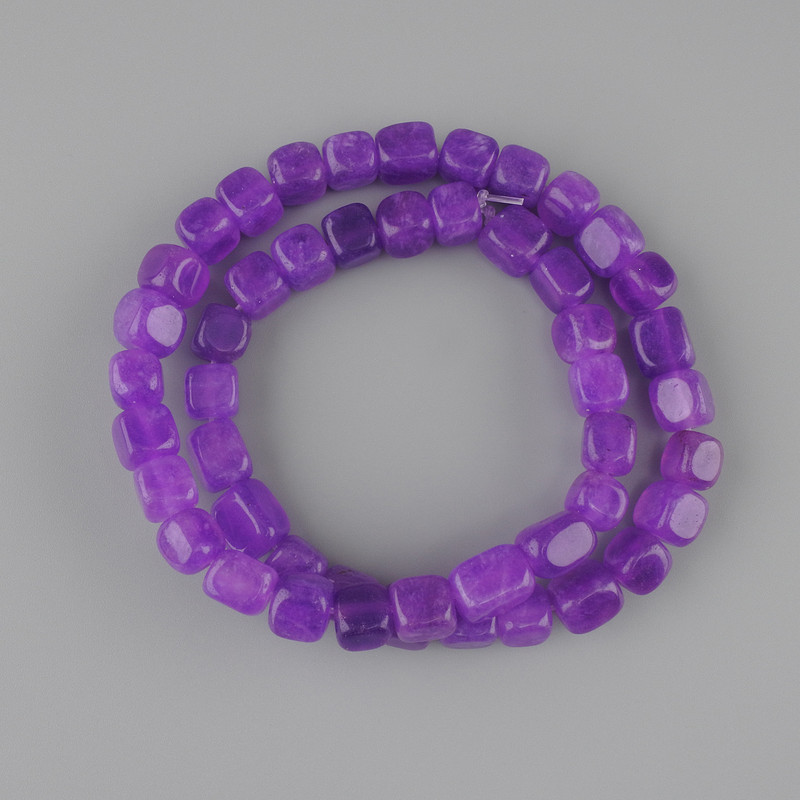 Perles de sugilite en cube 6,5-7,5 mm sur fil 38 cm +/-