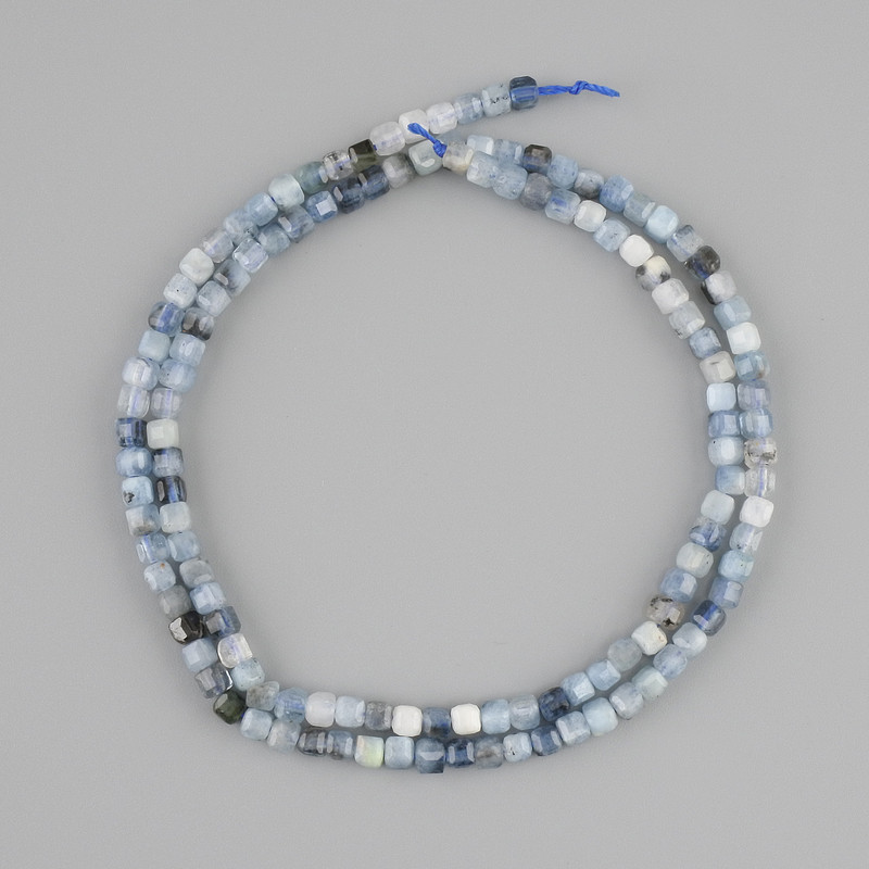 Perles de kyanite facettées en cube, 3 × 3 mm, longueur 39 cm