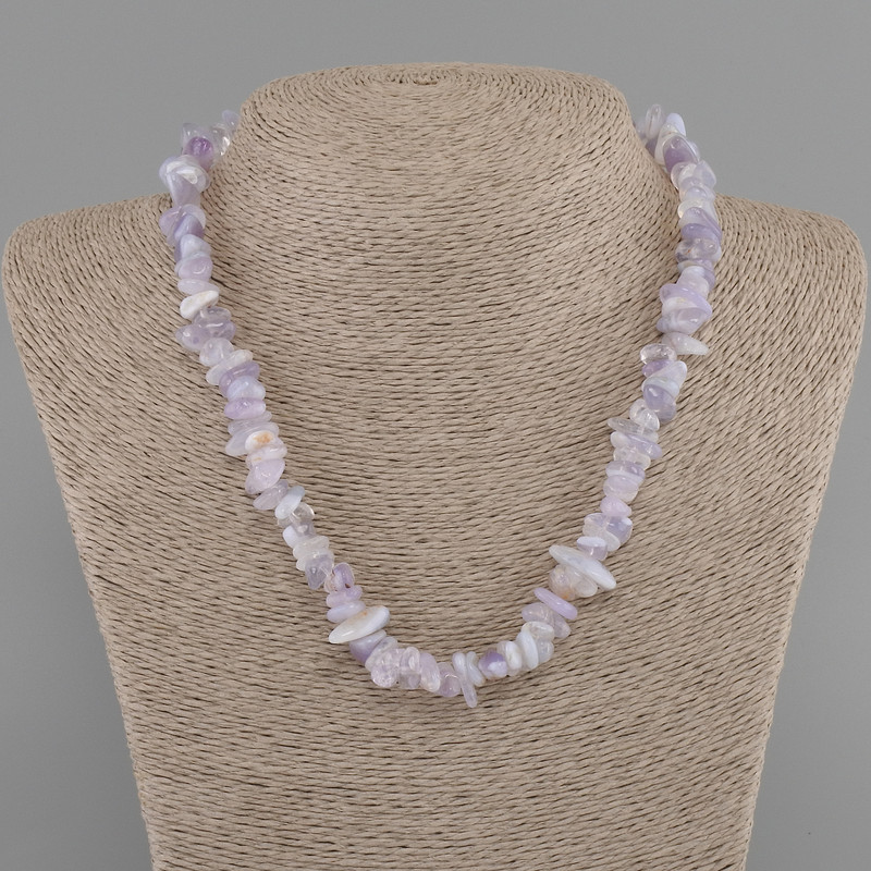 Collier sapphirine éclats 7-12×3-7 mm ±, longueur 45 cm ±, avec fermoir