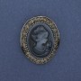 Broche-camée «Dame», strass, métal argenté, 43×38 mm +