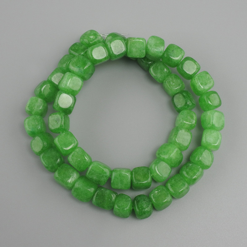 Perles de néphrite cubiques, diamètre 8-9 mm +-, longueur 39 cm +-