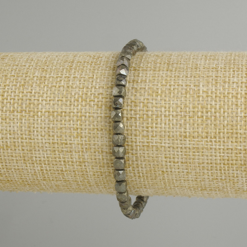 Bracelet en pyrite facettée, cube de 4 × 4 mm, longueur environ 18 cm, sur élastique